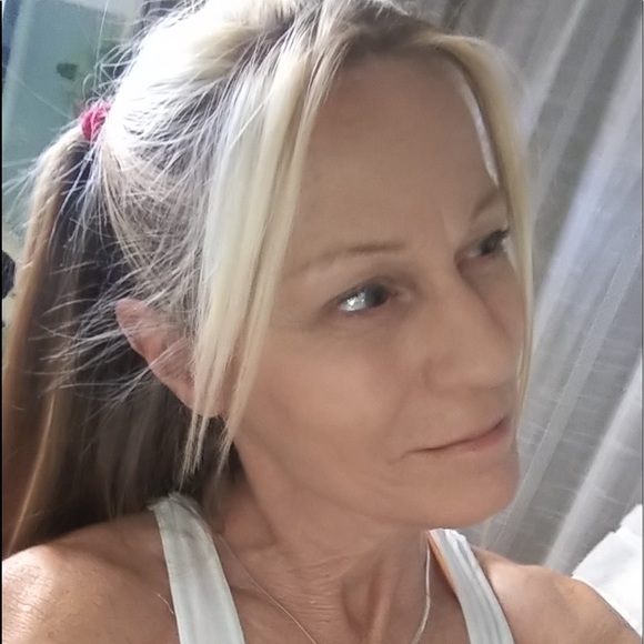 Meet your Posher, Sandy - Picture 2 of 3